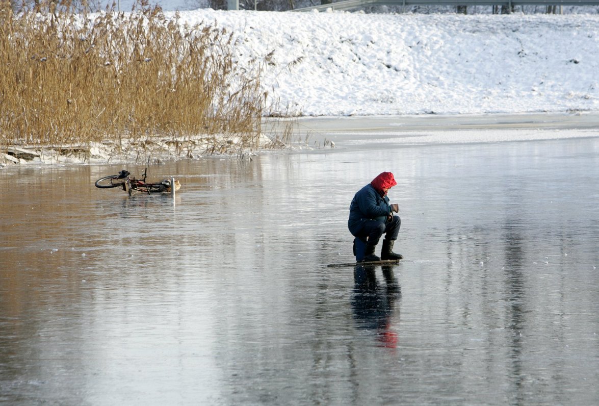 Par spīti aizliegumiem atsevišķās vietvarās cilvēki turpina kāpt uz ūdenstilpju ledus