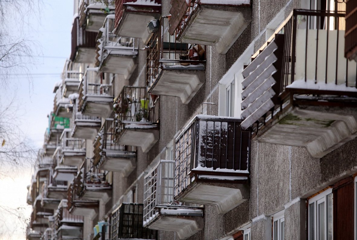 Daudzdzīvokļu mājas balkoni Ķengaragā.