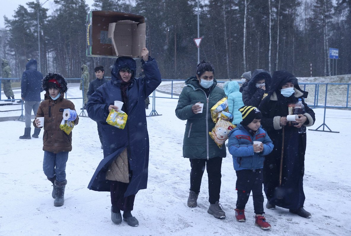 Мигранты на латвийско-белорусской границе. Фото 2021 года.