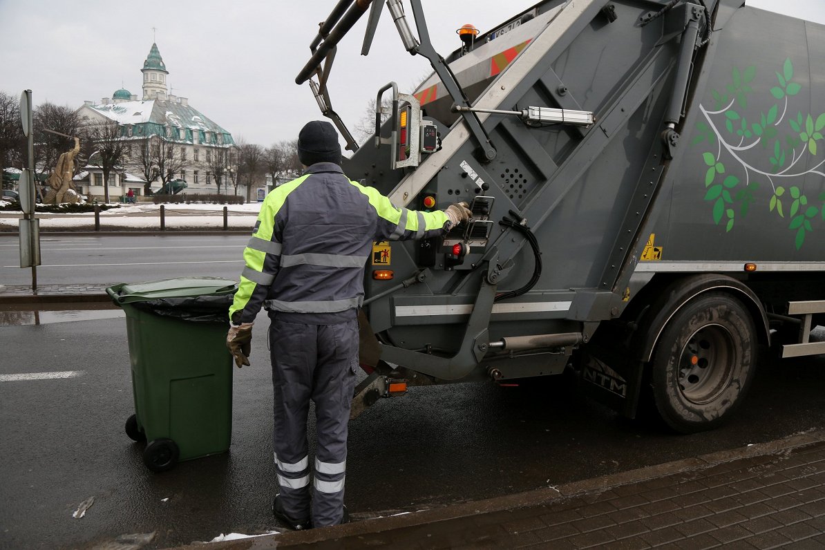Clean R собирает контейнеры для мусора. Иллюстративное фото