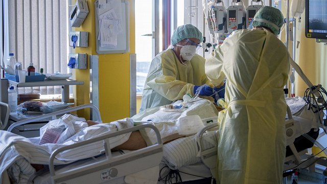 Slimnīcā saredz iespēju krīzes gadījumā ļaut Covid-19 nodaļā strādāt inficētiem mediķiem bez simptomiem
