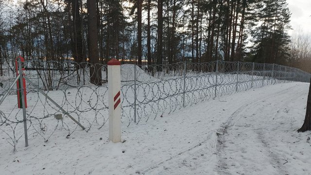Uz Latvijas robežas ar Baltkrieviju migrantu kļūst vairāk un labāk aprīkoti