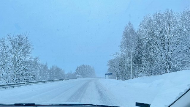 Tuvākajā diennaktī Latvijā daudzviet snigs un ceļi būs slideni