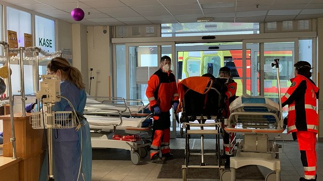 Covid-19 pacientu skaits slimnīcās pieaug; miruši 5 sasirgušie