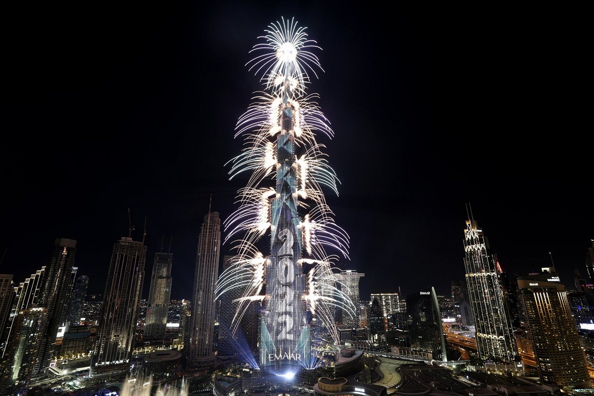 Pirotehnikas šovs no pasaules augstākā debesskrāpja &quot;Burj Khalifa&quot; Dubaijā 2021. un 2022....