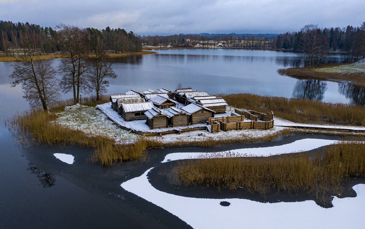Āraišu ezerpils Arheoloģiskais parks un Āraišu ezers 2021. gada ziemā.