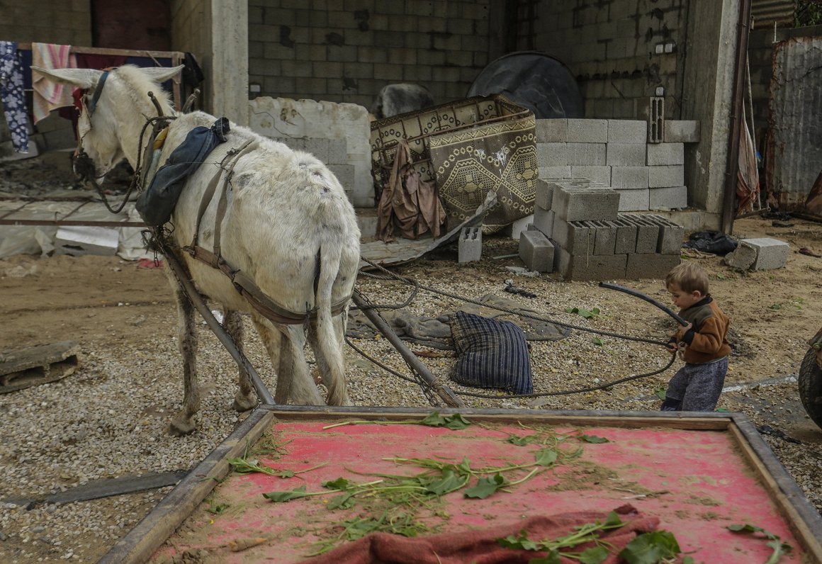 Bēgļu bērns spēlējas Izraēlas bloķētajā Gazas joslā, Palestīnā, kur ir pieaugošs bezdarbs un nabadzī...