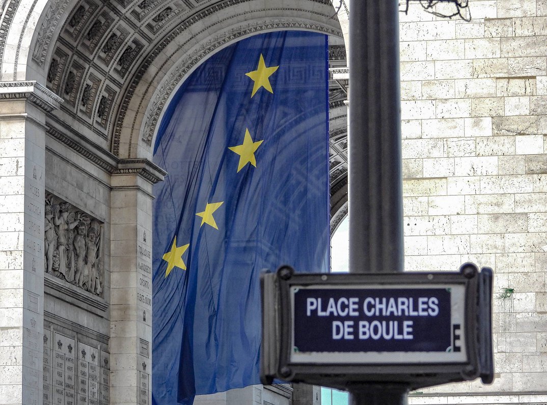 Eiropas Savienības karoga instralācija Triumfa arkā, Francijā 2. janvārī, 2022. gadā