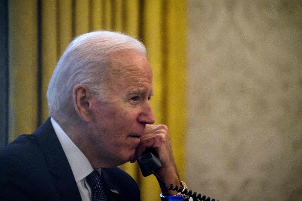 ASV prezidents Džo Baidens telefonsarunā ar Ukrainas prezidentu Volodimiru Zelenski 2021. gada 9. de...