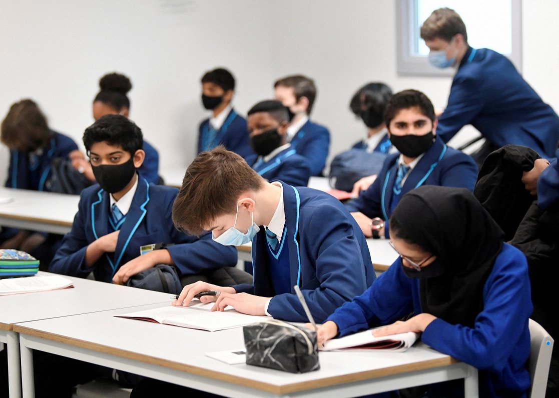 Anglijā skolēniem atkal ir jālieto sejas maskas