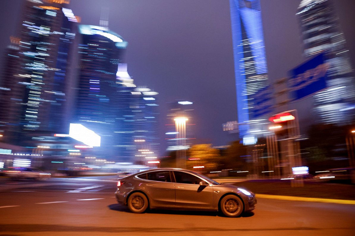 &quot;Tesla&quot; elektromobilis Ķīnas lielpilsētas Šanhajas ielās