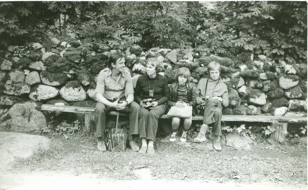 Dr. Asja Eglīte, dzīvesbiedrs Andrejs Ērglis, bērni Jana un Andrejs ekskursijā Sāremā salā ap 1975....