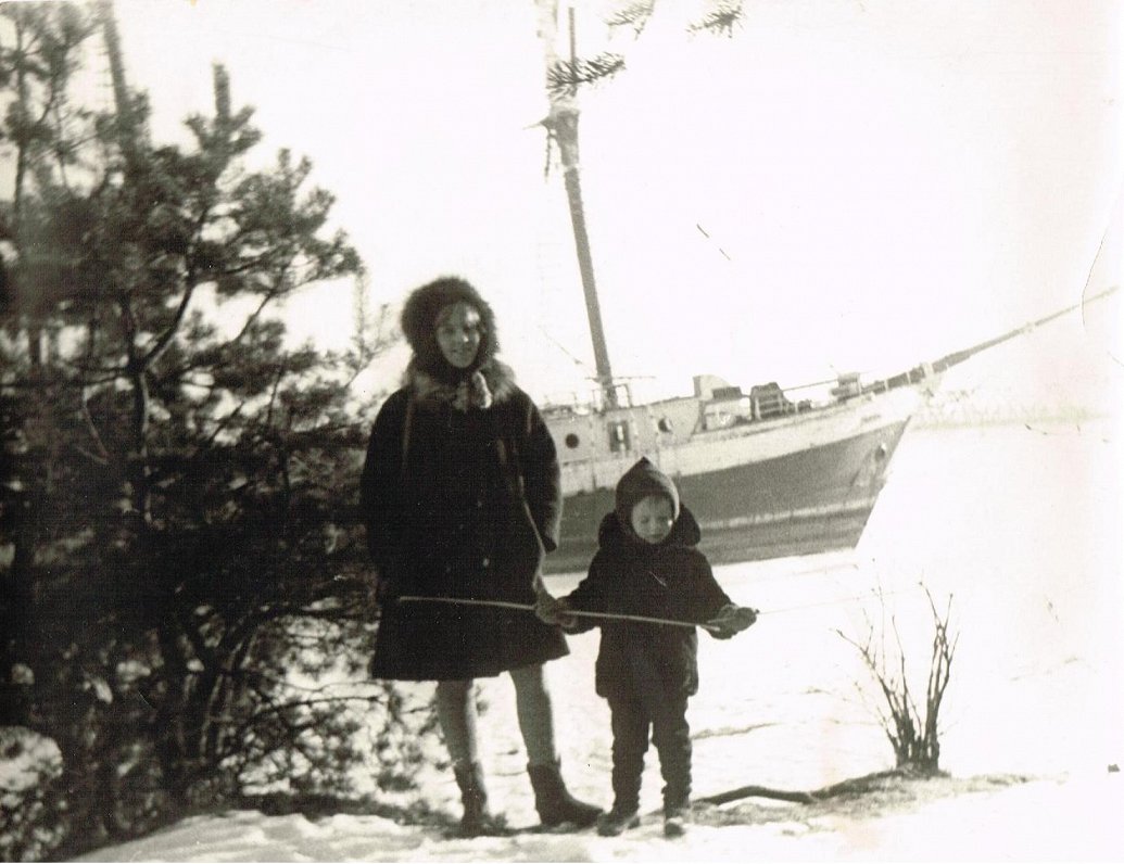 Andrejs Ērglis ar mammu Asju ap 1972./73. gadu