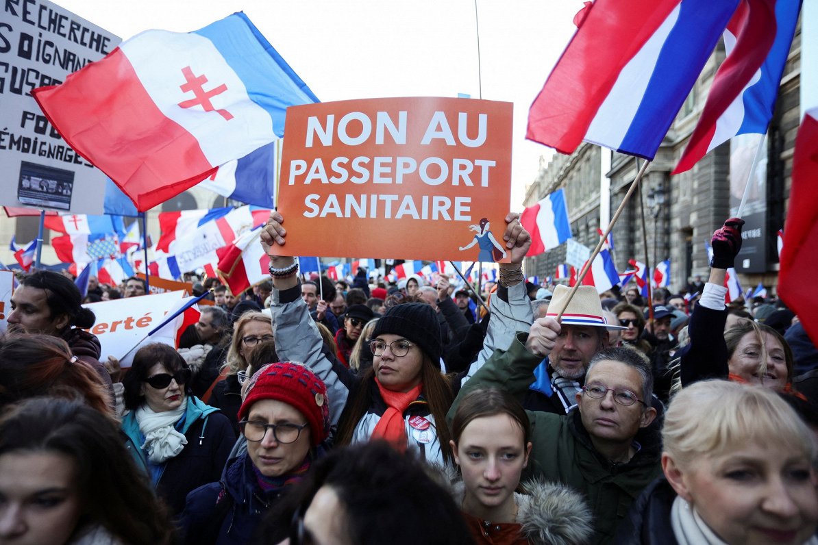 Protesta akcija Parīzē pret Covid-19 vakcinācijas sertifikātiem