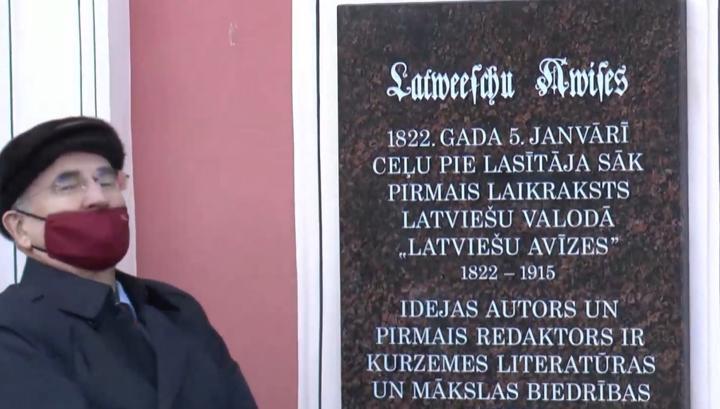 Jelgavā ar piemiņas plāksni atzīmē 200 gadus kopš pirmā latviešu valodas laikraksta iznākšanas