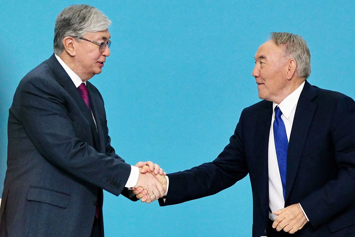 Kazahstānas prezidents Kasims Tokajevs (pa kreisi) pārņēma varu no ilggadējā valsts vadītāja Nursult...