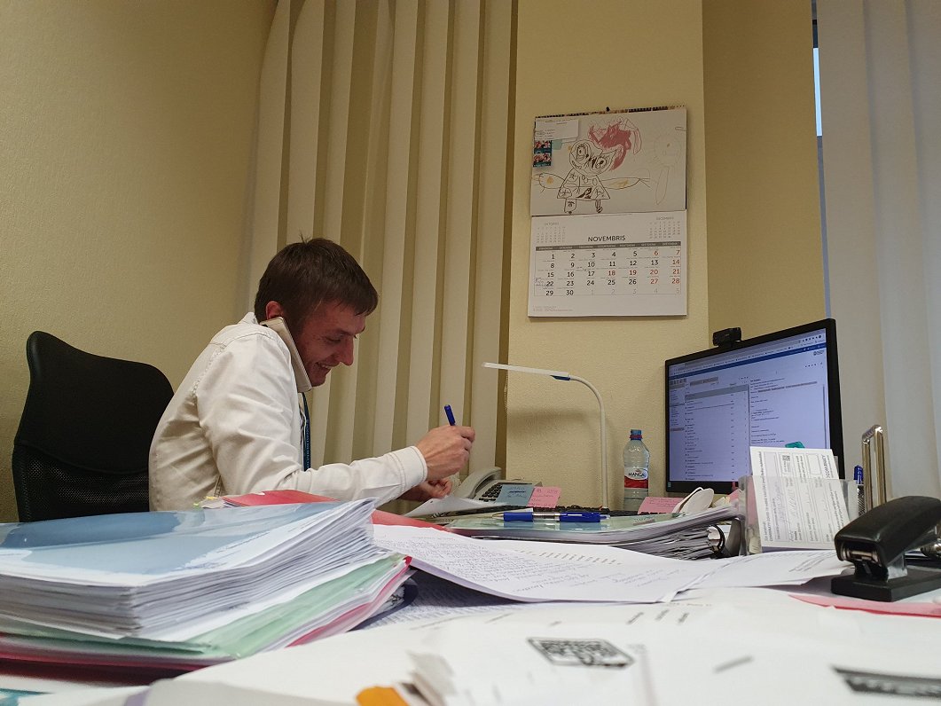 Daugavpils reģionālās slimnīcas vadītājs Grigorijs Semjonovs savā darba kabinetā.