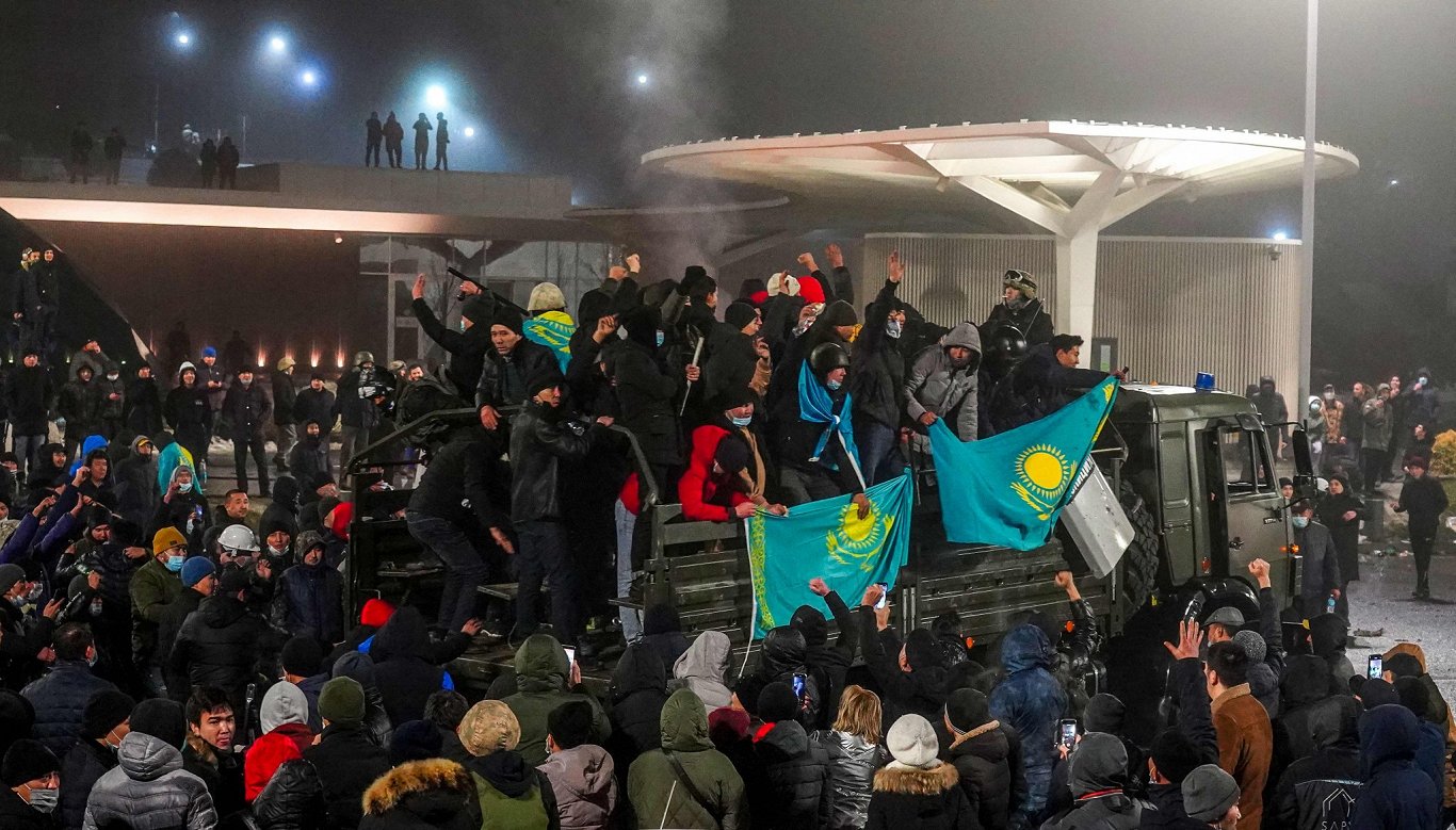 Almati pilsetā Kazahstānā protestu laikā 2022. gada janvāra sākumā. Attēls ilustratīvs.