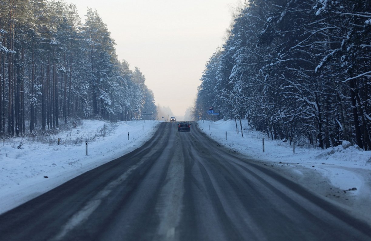Šovakar lielākajā daļā Latvijas apledojums apgrūtina braukšanu pa autoceļiem