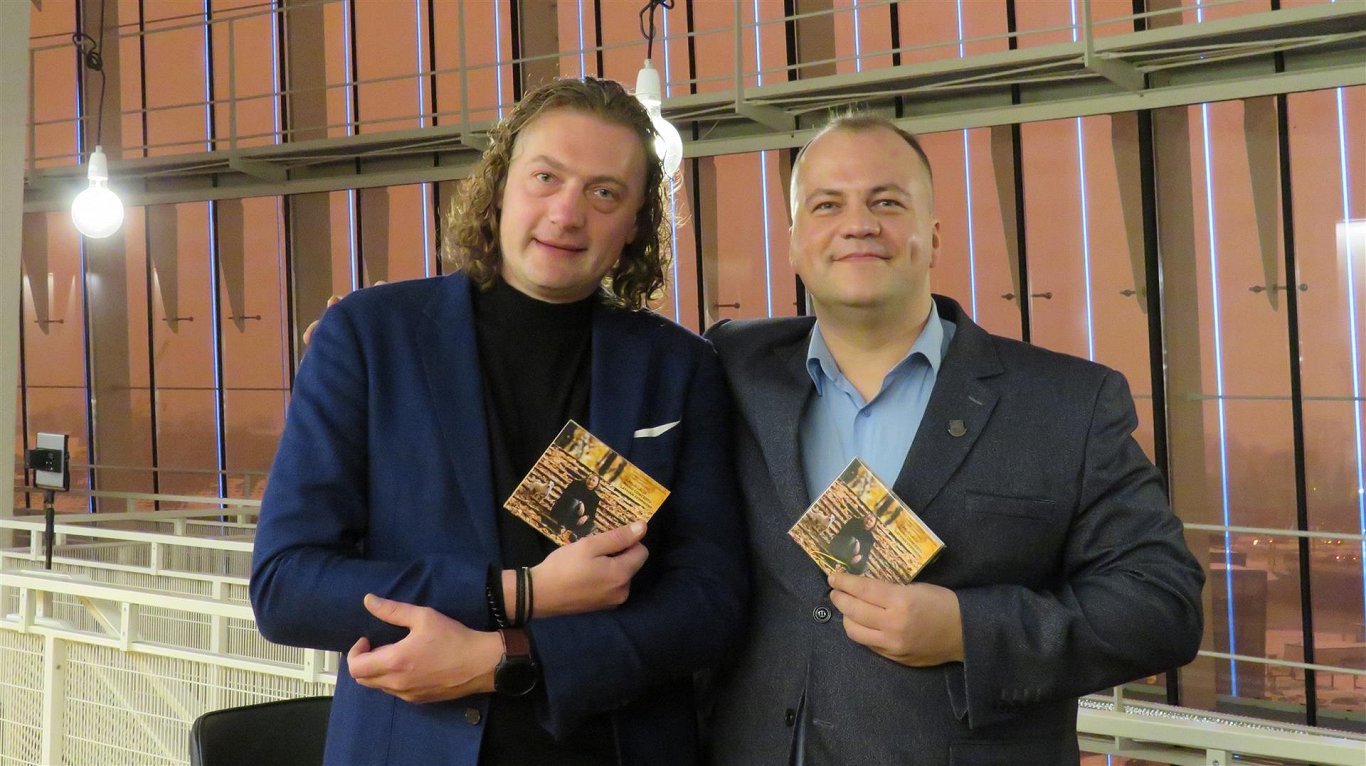 Карлис Лацис (слева) и Атвар Лакстигала с новым альбомом ЛСО