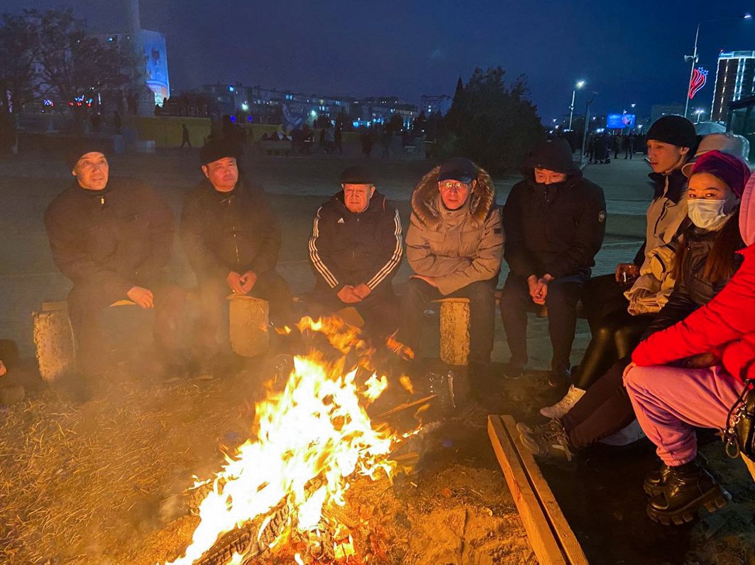 Kazahstānas pilsētā Aktau protesta akcijas dalībnieki sildās pie ugunskura