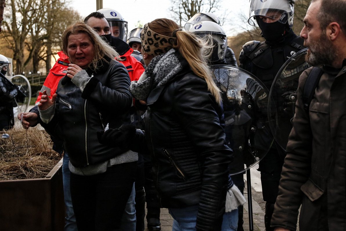 Protesti pret Covid-19 ierobežojumiem Beļģijas galvaspilsētā Briselē 2022. gada 9. janvārī.
