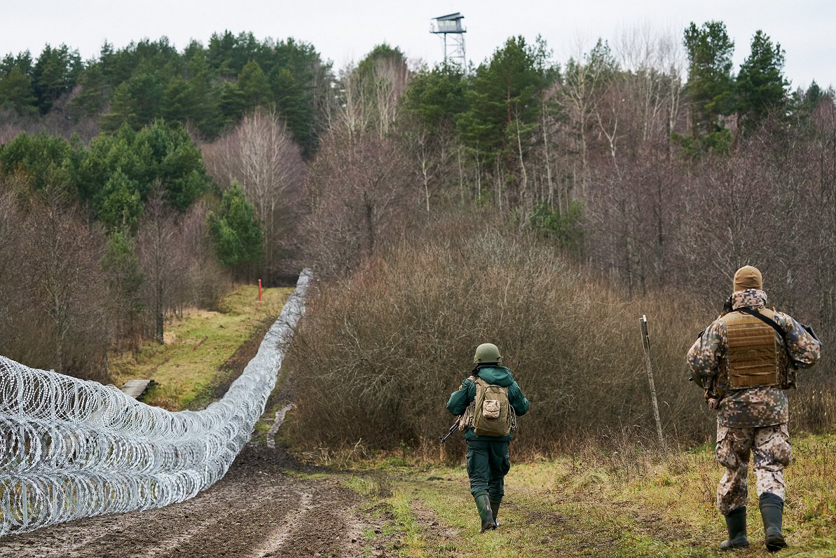 Robežsardzes un zemessardzes patruļa pie Latvijas-Baltkrievijas robežas.