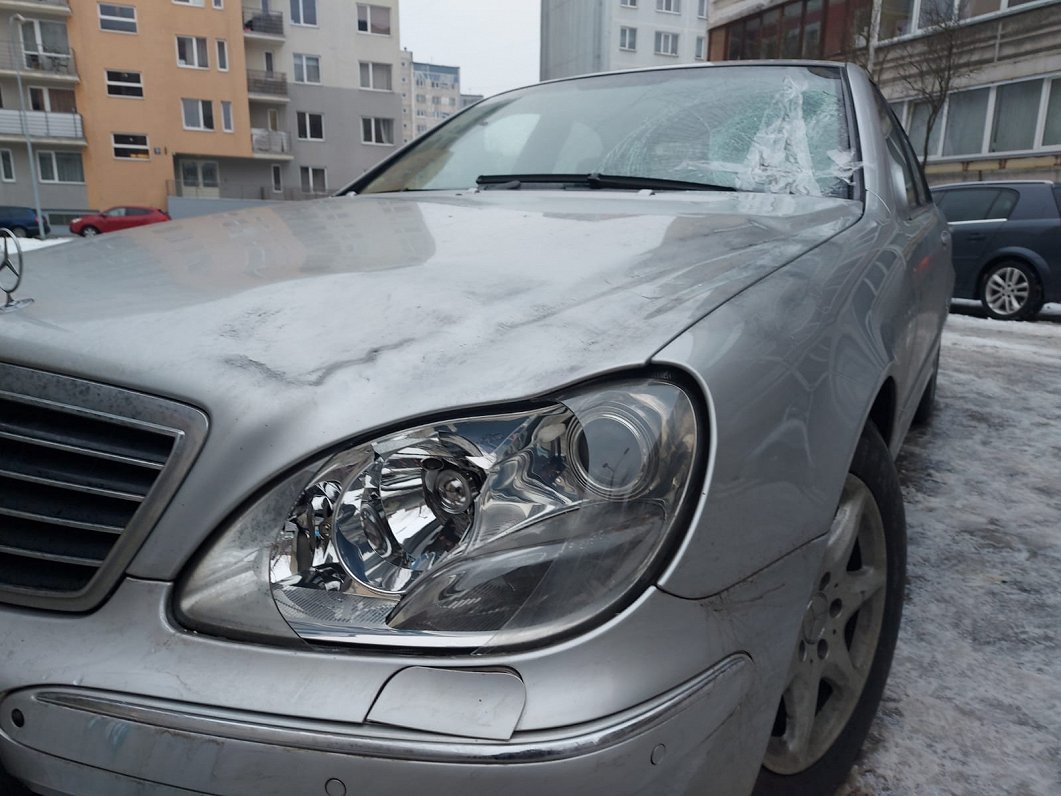 Automašīna, ar kuru smagi ievainoja 3 cilvēkus uz gājēju pārejas Rīgā, Pļavniekos,.