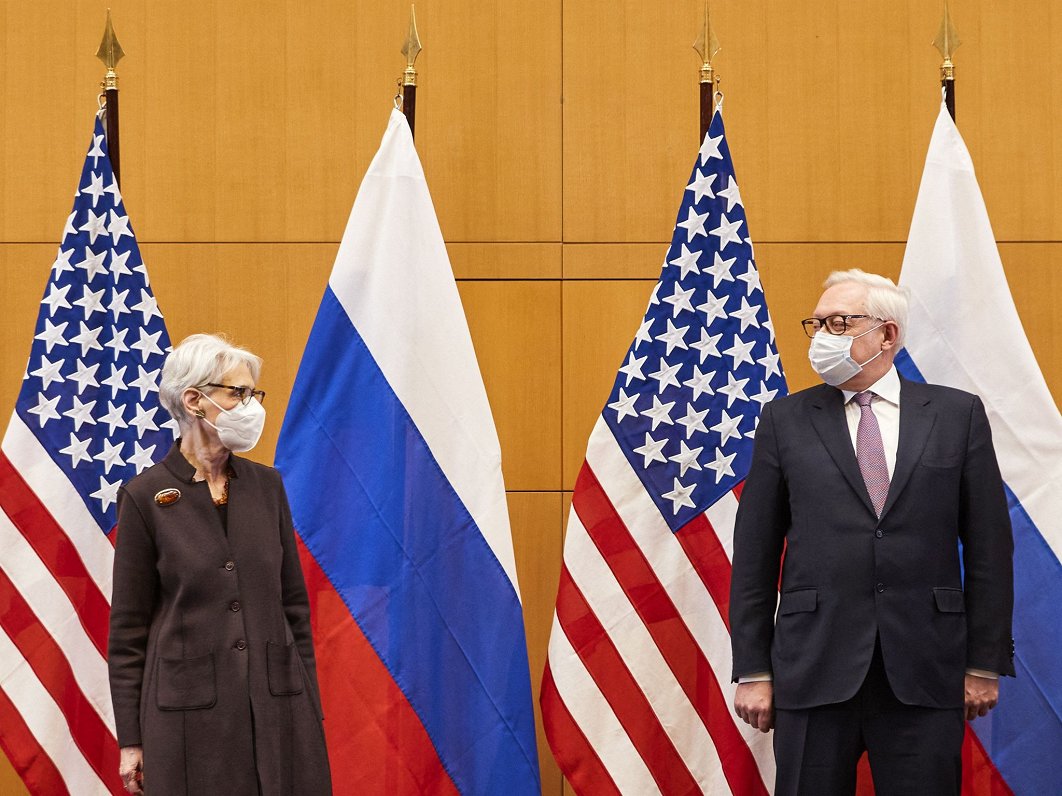 ASV valsts sekretāra vietniece Vendija Šērmane un Krievijas ārlietu ministra vietnieks Sergejs Rjabk...