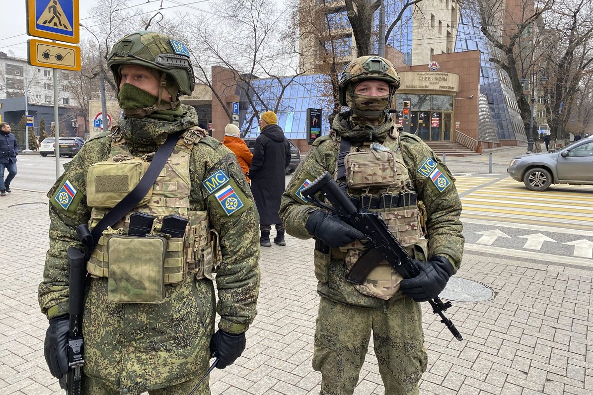 Krievijas spēku karavīri Kazahstānas lielpilsētas Almati ielās