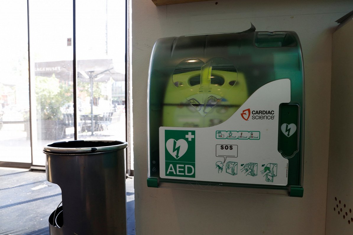 Publiskais defibrilators Kopenhāgenā, Dānijā.