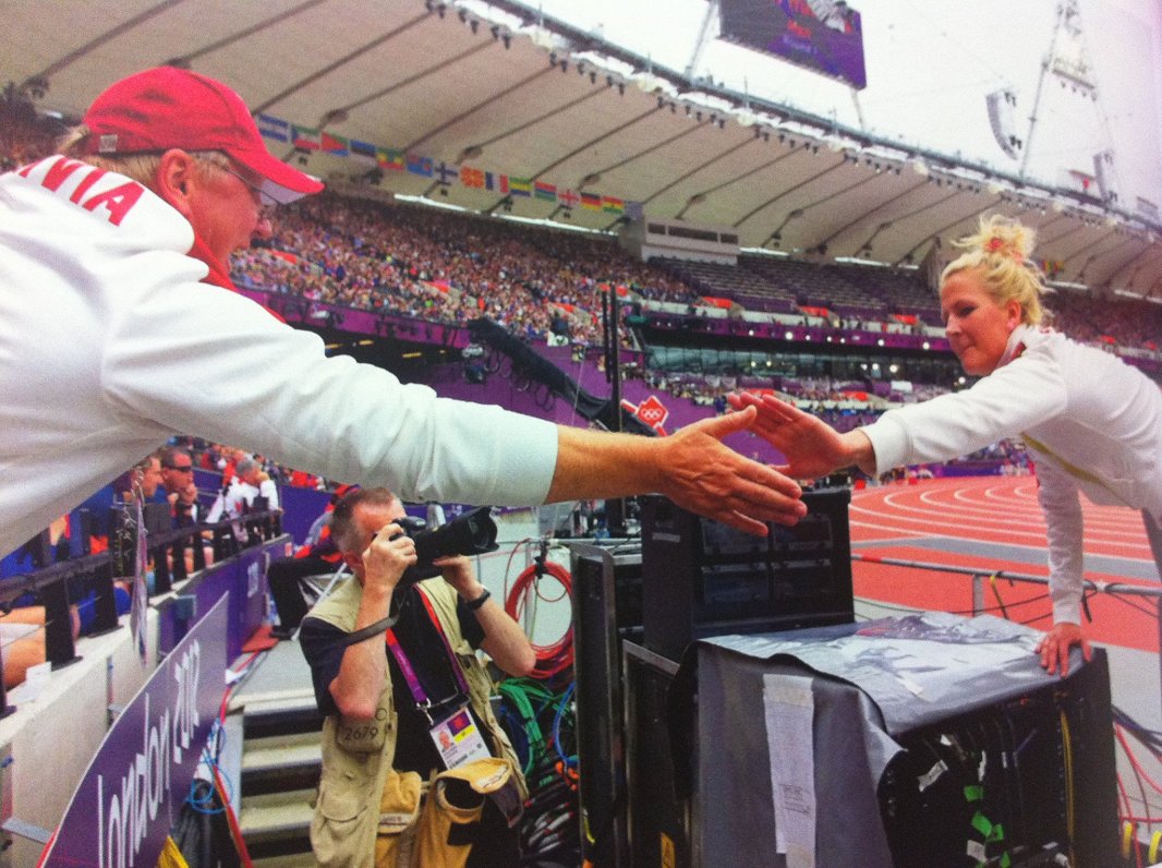 Kopā ar tēti pēc starta olimpiskajās spēlēs Londonā 2012. gadā.