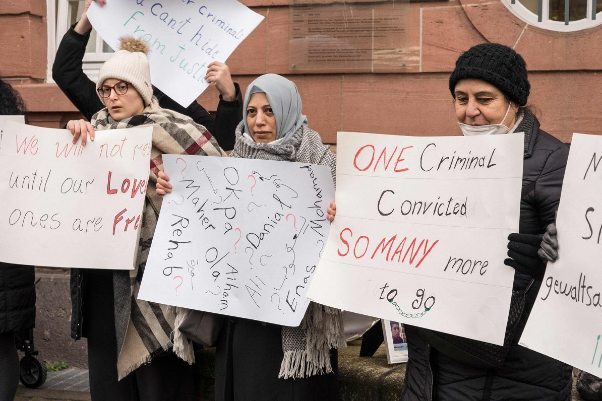 Vācijā pie tiesas ēkas demonstranti pieprasa sodīt arī citus Sīrijas kara noziedzniekus