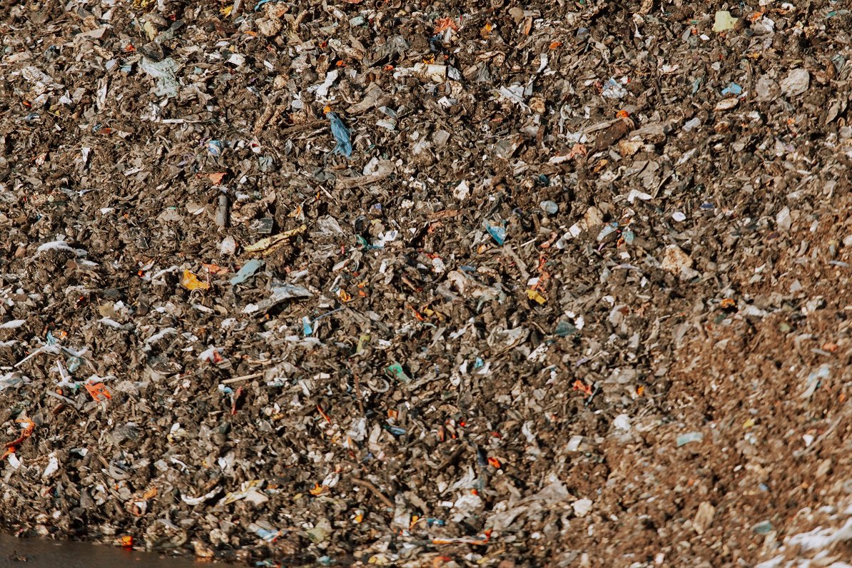 Bioloģiski noārdāmo atkritumi ar raibu citu atkritumu piejaukumu &quot;Getliņi Eko&quot; teritorijā,...