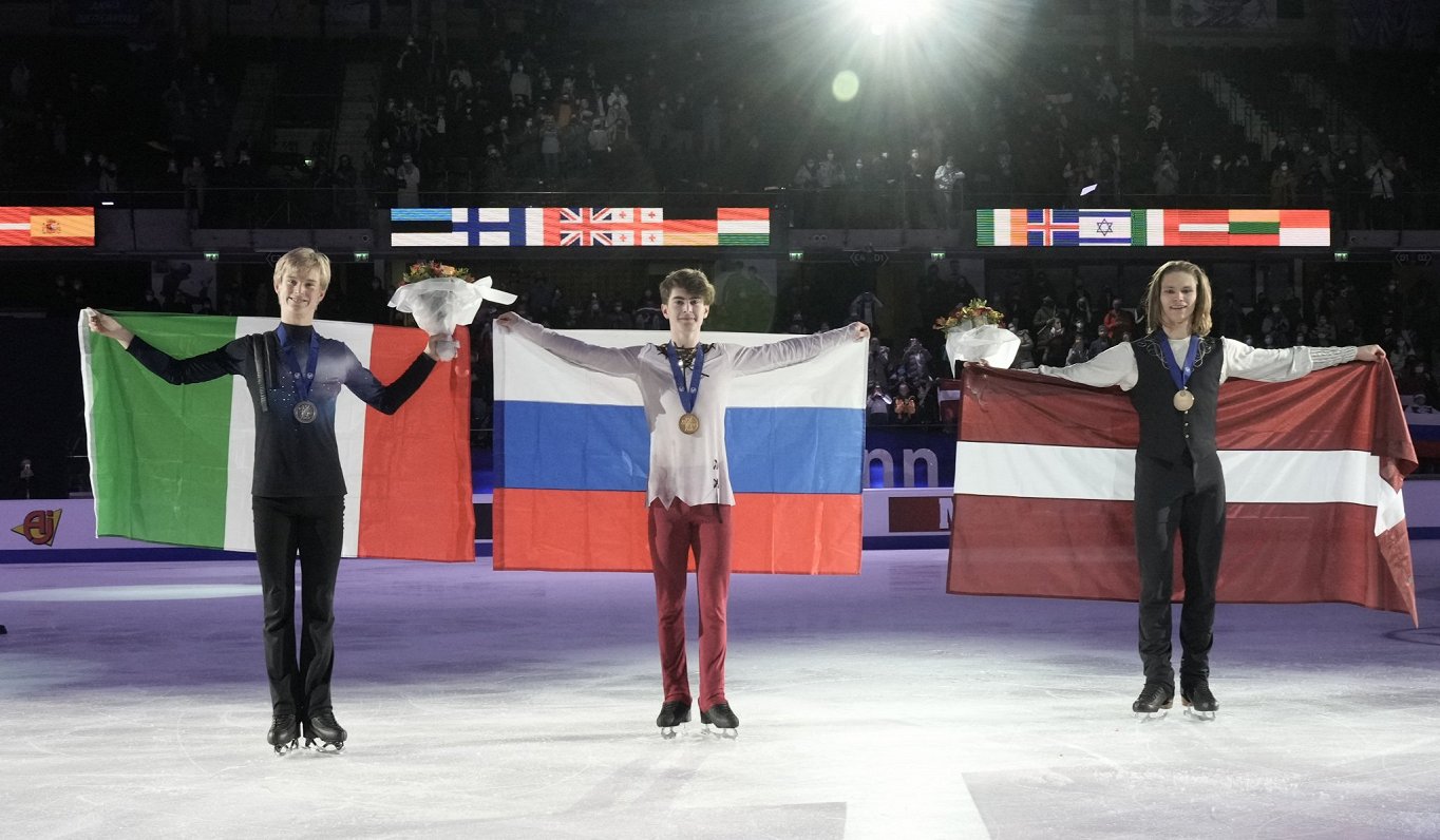 Eiropas čempions Marks Kondratjuks (centrā), Daniels Grasls (pa kreisi) un Deniss Vasiļjevs