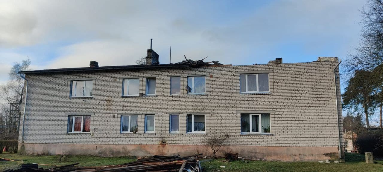 Jelgavas novada Jaunpēterniekos piektdien vējš daudzdzīvokļu mājai norāvis jumtu