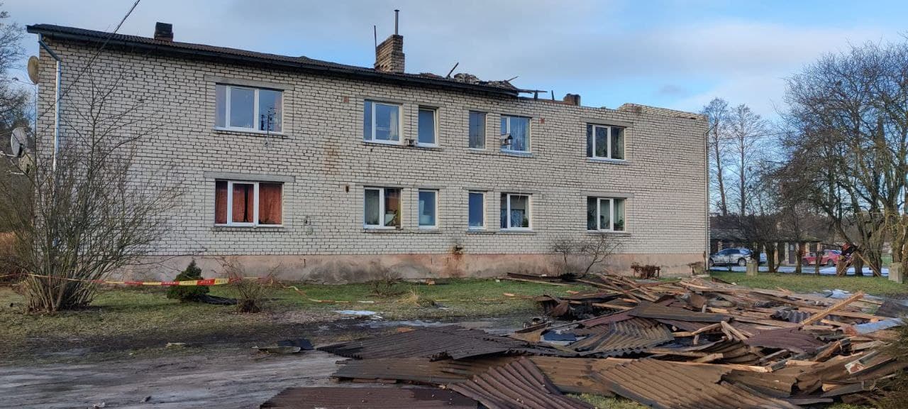 Jelgavas novada Jaunpēterniekos bažījas, ka vējš apskādētājai mājai noraus arī otru pusi jumta