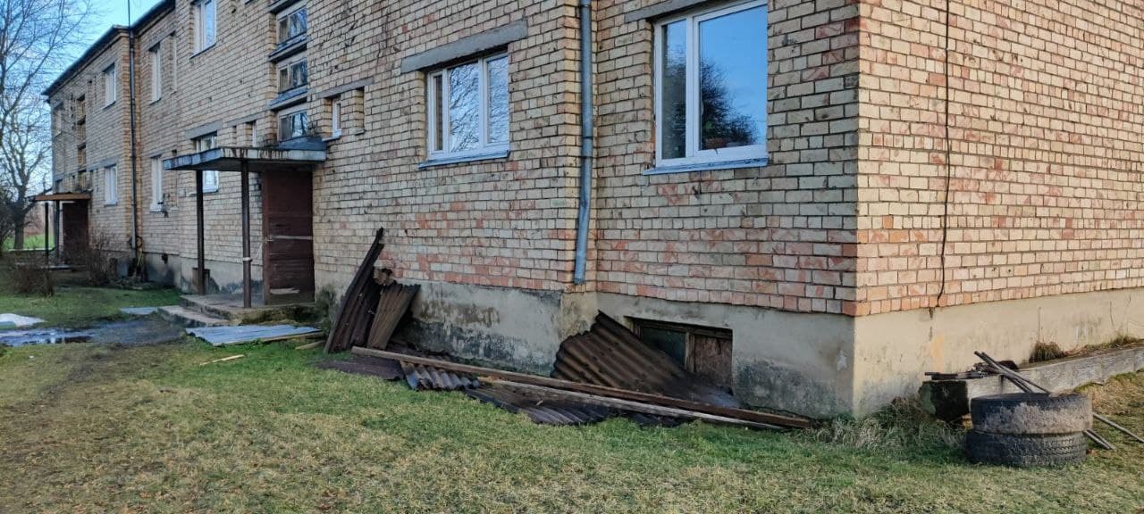 Jelgavas novada Jaunpēterniekos vējš daudzdzīvokļu mājai norāvis jumtu (15.01.2022)