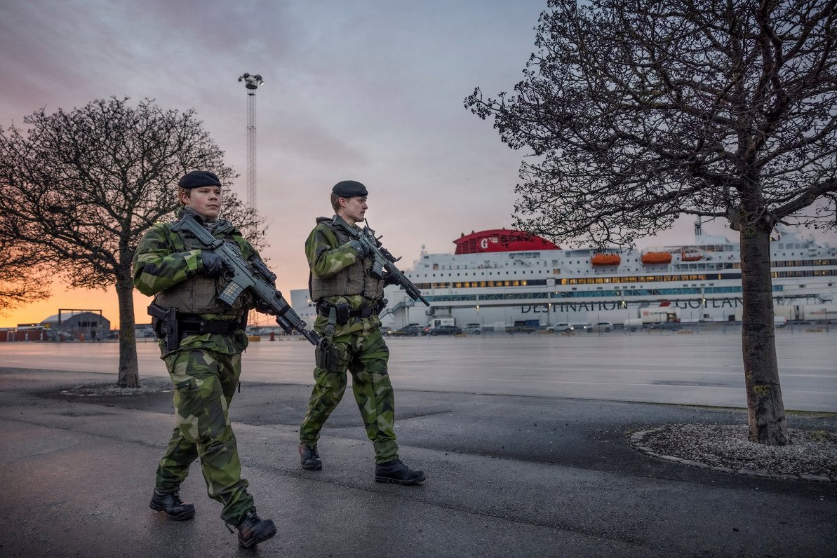 Zviedrijas armijas karavīri patrulē Gotlandē