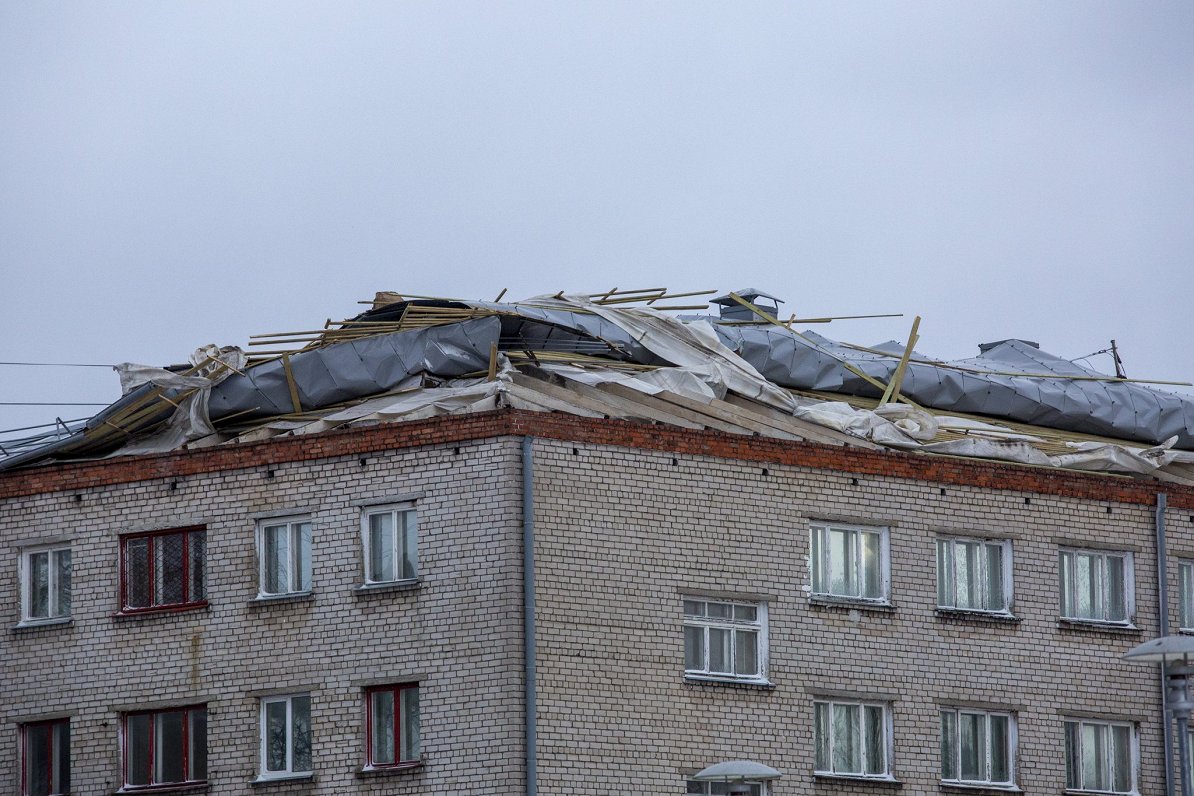 FOTO. Latvijā plosās vētra: lauzti koki, ēkām norauti jumti, kavēta satiksme