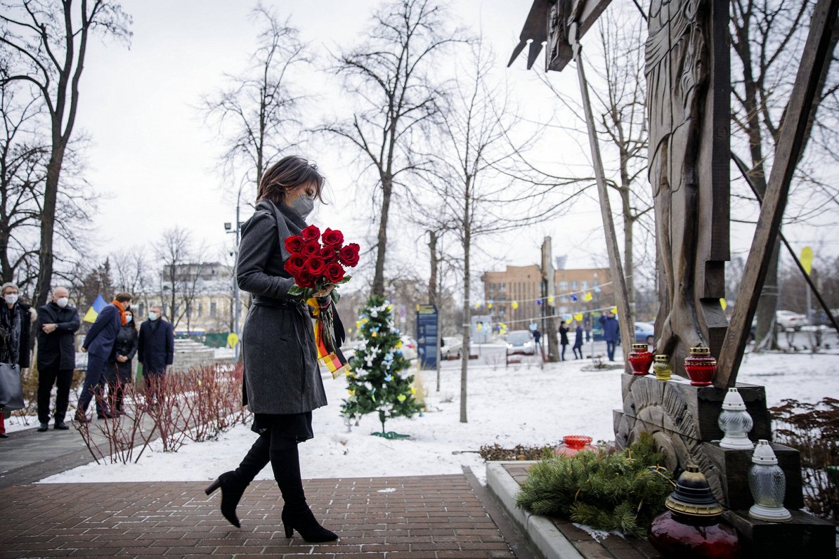 Vācijas ārlietu ministre Annalēna Bērboka noliek ziedus pie kritušo ukraiņu jeb tā sauktā &quot;Debe...