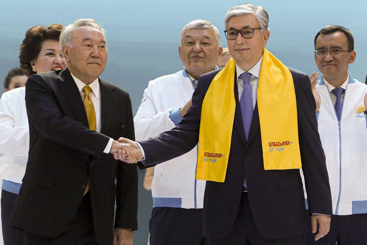 Kazahstānas ilggadējais līderis Nursultans Nazarbajevs (no kreisās) apliecinājis uzticību tagadējam...
