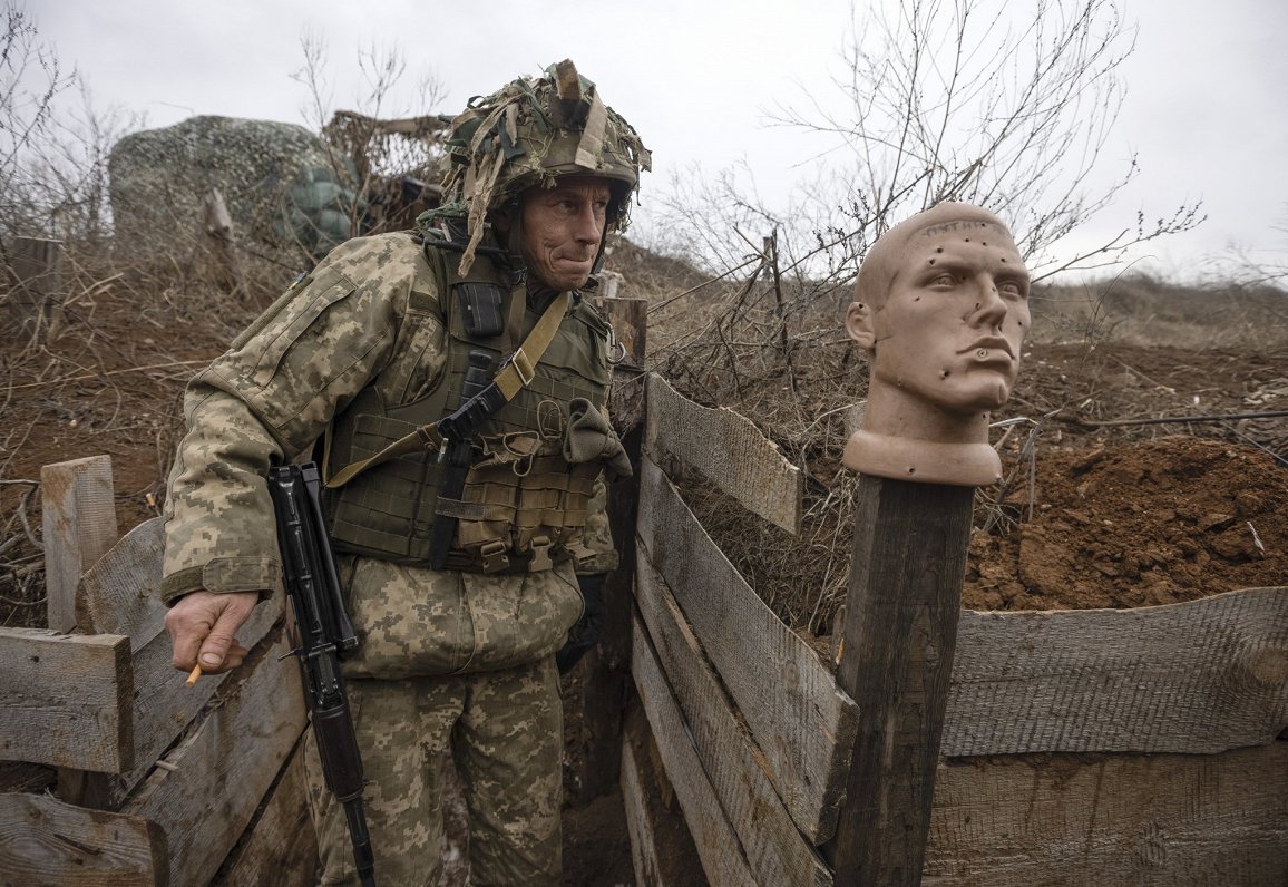 Ukrainas armijas karavīrs ierakumos pie separātistu kontrolētās teritorijas Doņeckas apgabalā