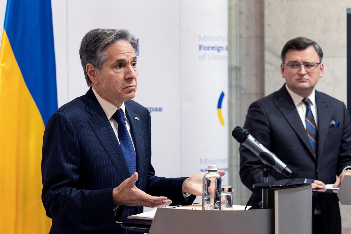 ASV valsts sekretārs Entonijs Blinkens (no kreisās) un Ukrainas ārlietu ministrs Dmitro Kuļeba