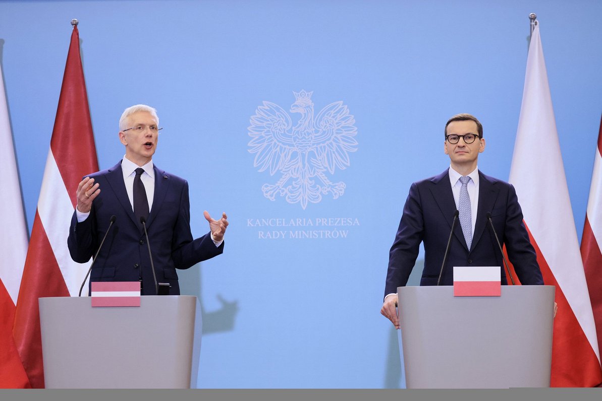 Latvijas premjers Krišjānis Kariņš (no kreisās) un Polijas valdības vadītājs Mateušs Moraveckis tikš...