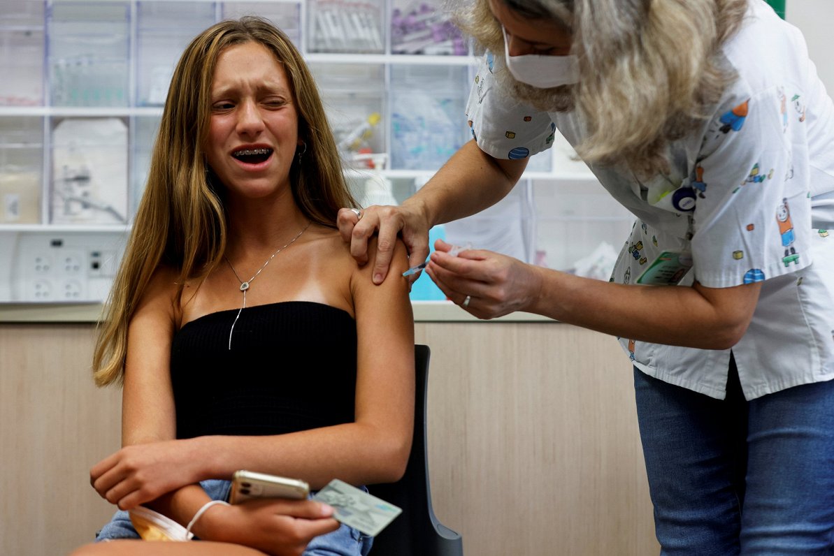 Izraēlā meitene reaģē uz Covid-19 vakcīnas saņemšanu