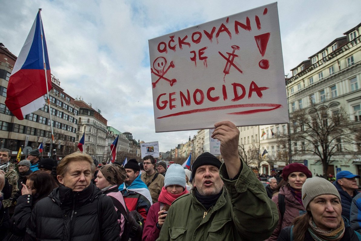 Obligātās vakcinācijas pretinieku protesta akcija Prāgā. Plakāts vēsta &quot;Vakcinācija ir genocīds...