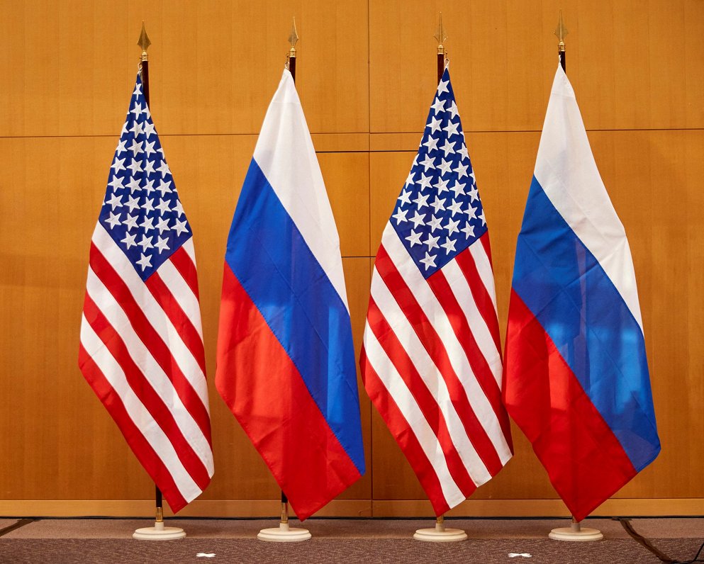Attēlā ASV un Krievijas karogi