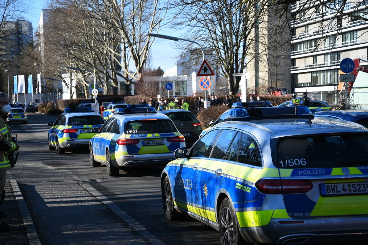 Policijas automašīnas pie Heidelbergas universitātes