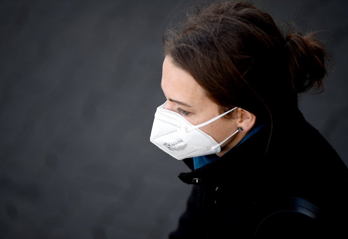 Sieviete FFP2 respiratora sejas maskā.